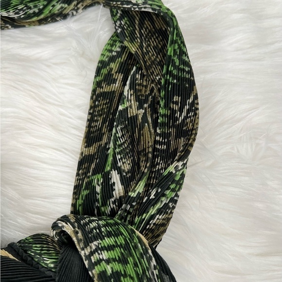GIANI Bernini green and black accordion type silky scarf. NWT - Picture 2 of 4